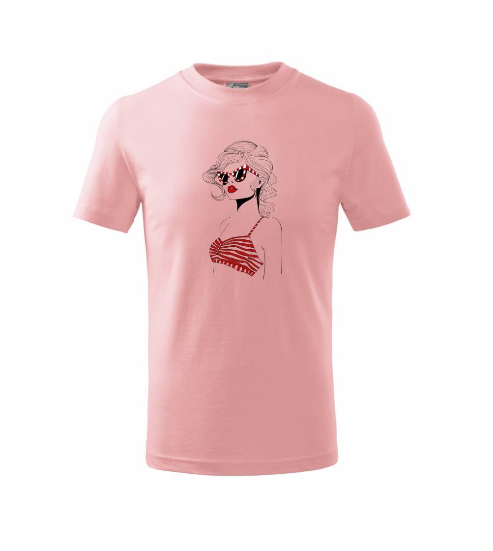  Dievča s červenými plavkami