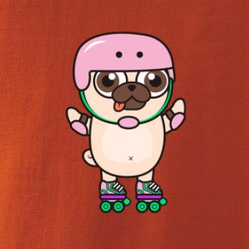 Mops a kolieskové korčule