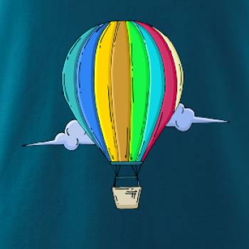 Teplovzdušný balón v oblakoch