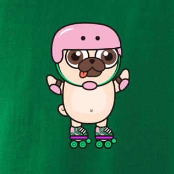 Mops a kolieskové korčule