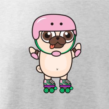 Mops a kolieskové korčule