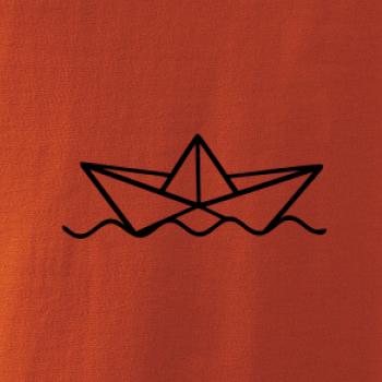 Papírová loďka na vodě