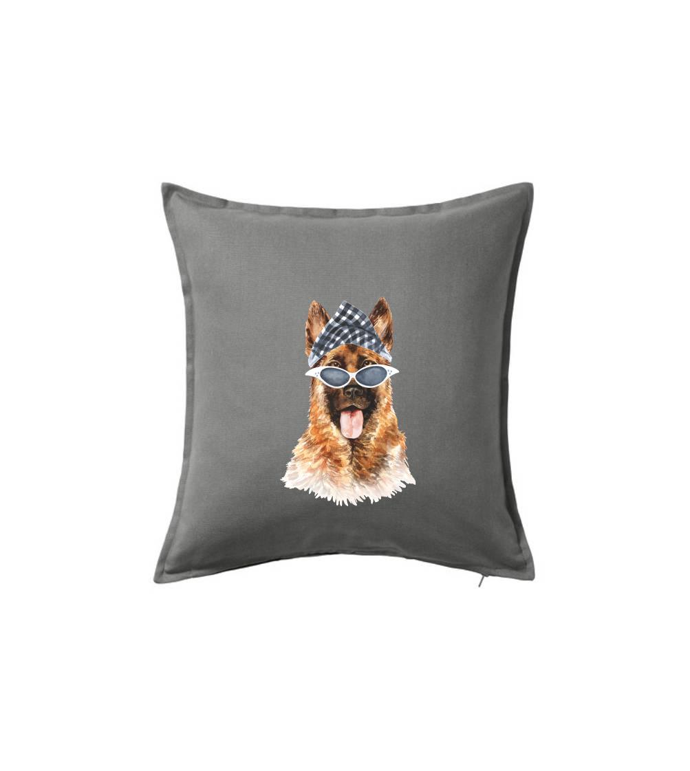 German shepherd so šatkou