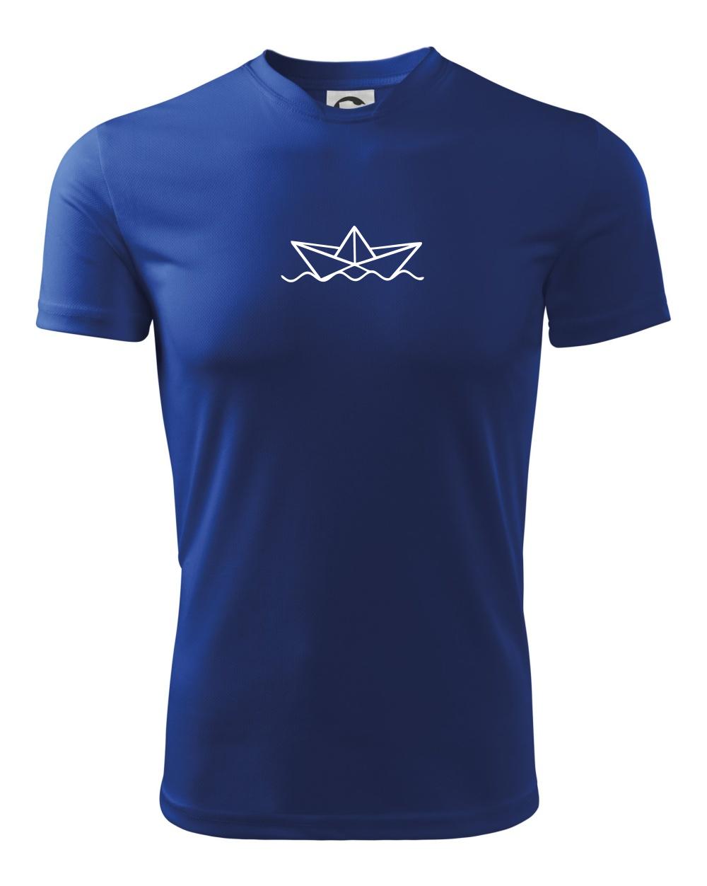 Papírová loďka na vodě