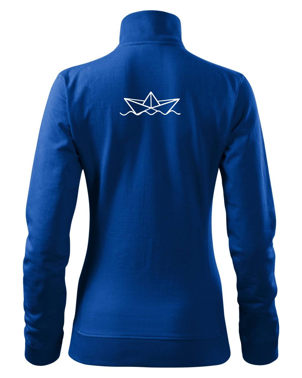 Papírová loďka na vodě