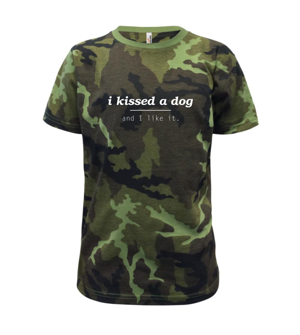Ostatné psie plemená - I kissed a dog and i like it - Detské maskáčové tričko