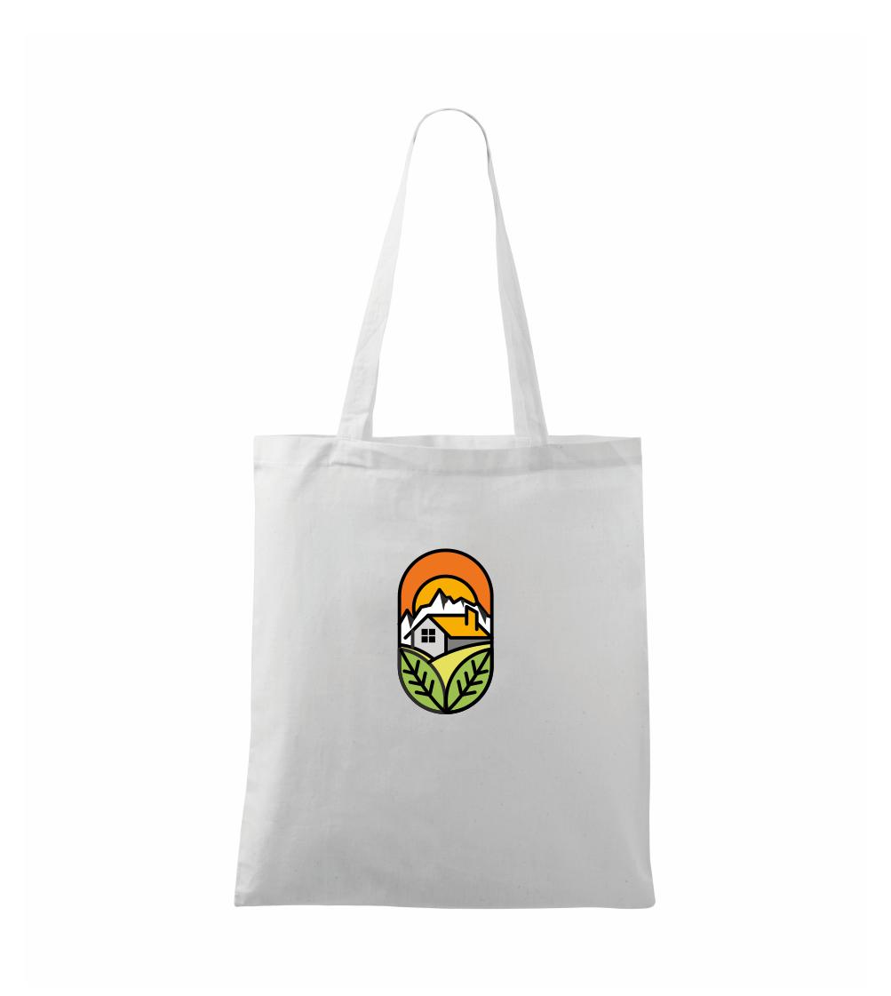 Chalupa pri západe slnka