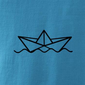 Papírová loďka na vodě