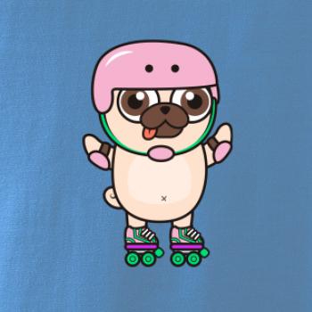 Mops a kolieskové korčule