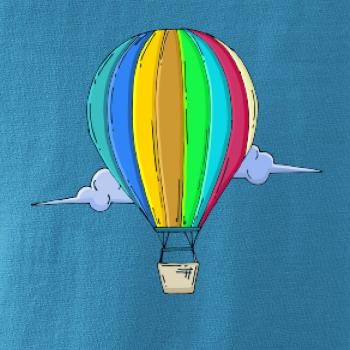 Teplovzdušný balón v oblakoch