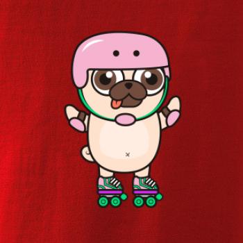 Mops a kolieskové korčule