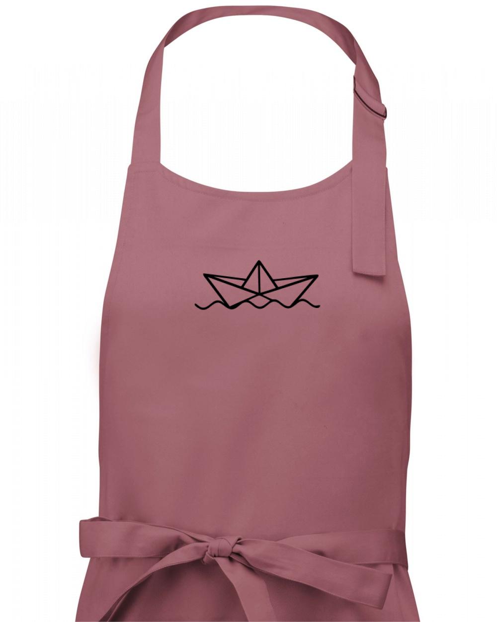 Papírová loďka na vodě