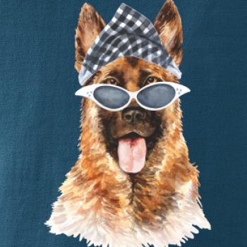 German shepherd so šatkou