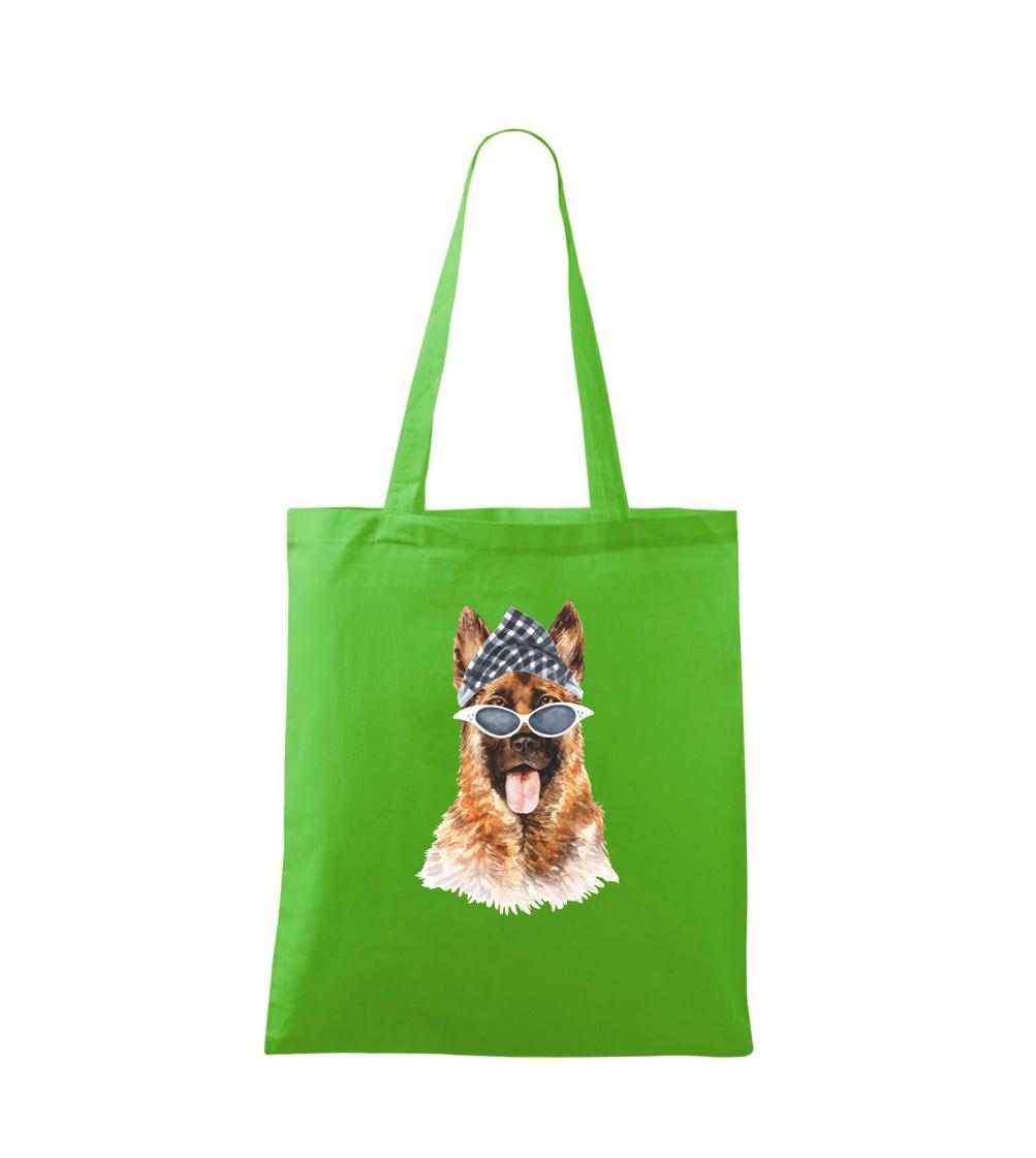 German shepherd so šatkou