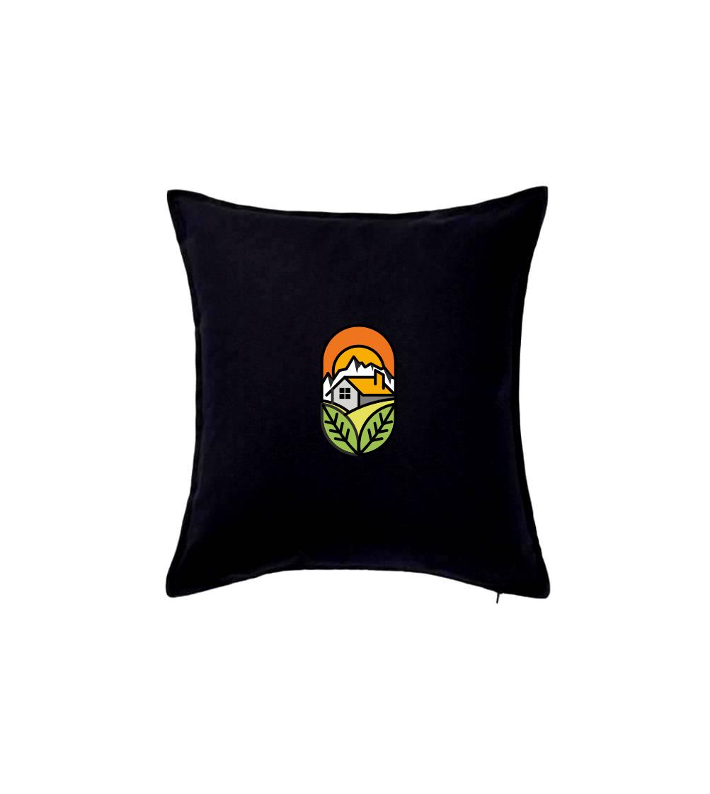 Chalupa pri západe slnka