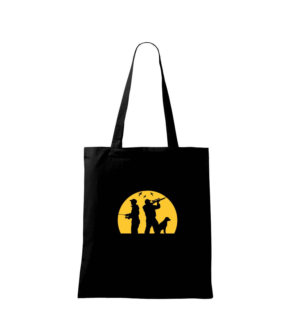 Lovec pri západe slnka