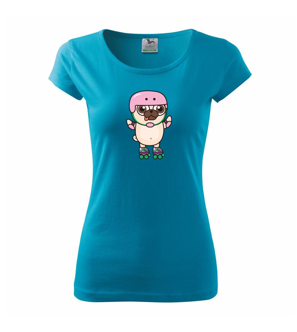 Mops a kolieskové korčule