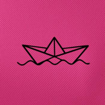 Papírová loďka na vodě