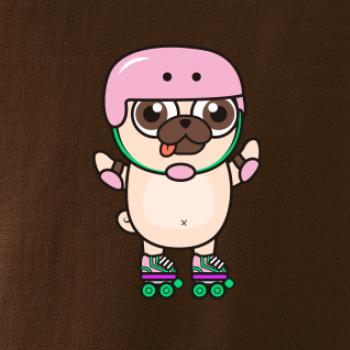 Mops a kolieskové korčule