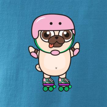 Mops a kolieskové korčule