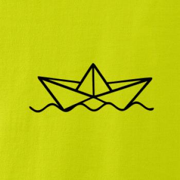 Papírová loďka na vodě