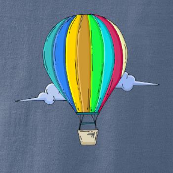 Teplovzdušný balón v oblakoch