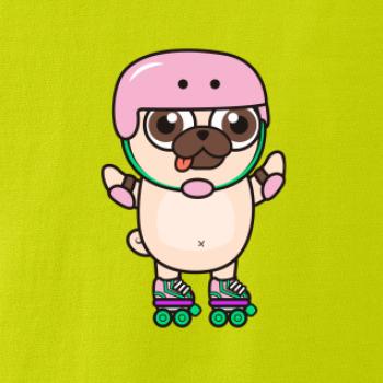 Mops a kolieskové korčule