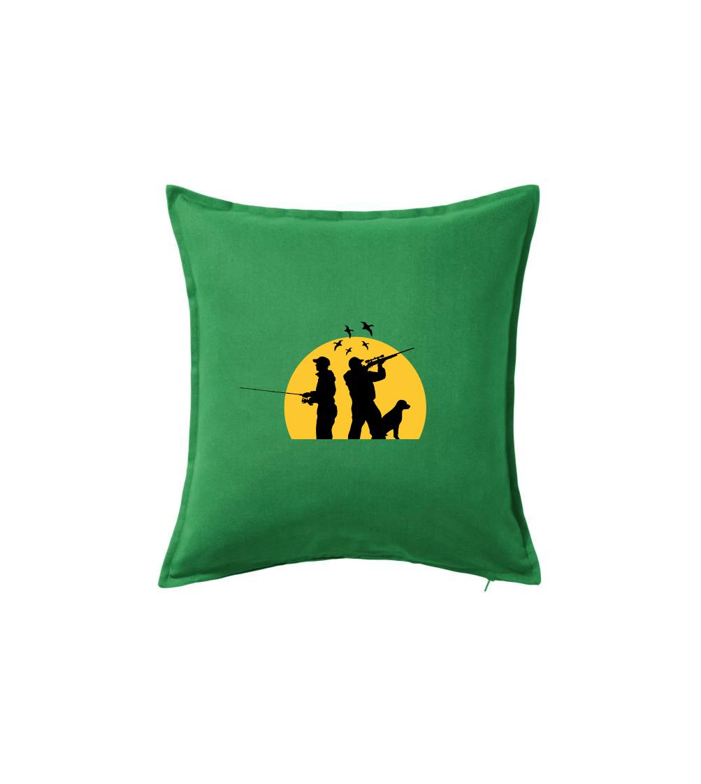 Lovec pri západe slnka