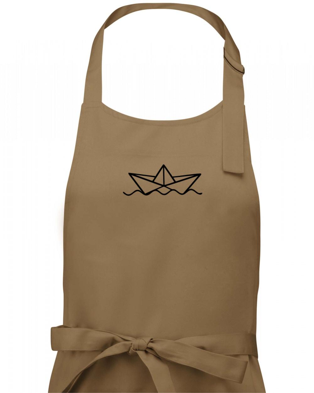 Papírová loďka na vodě