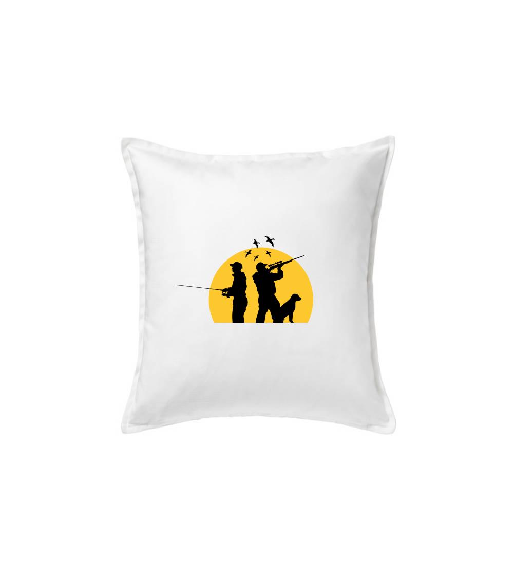 Lovec pri západe slnka