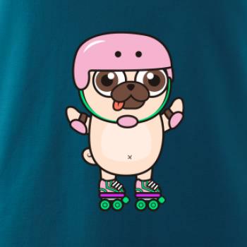 Mops a kolieskové korčule