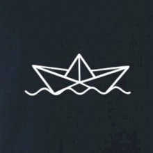 Papierová loďka na vode