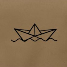 Papierová loďka na vode