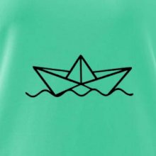 Papierová loďka na vode