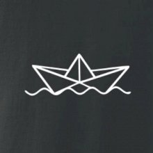 Papierová loďka na vode