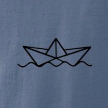 Papierová loďka na vode