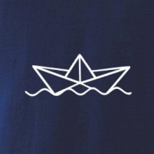 Papierová loďka na vode