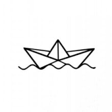 Papierová loďka na vode