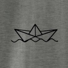 Papierová loďka na vode