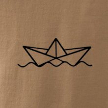 Papierová loďka na vode