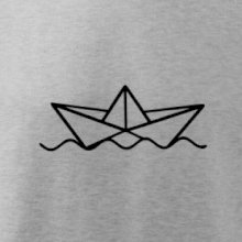 Papierová loďka na vode