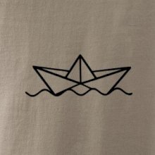 Papierová loďka na vode