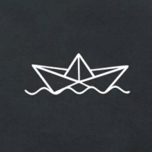 Papierová loďka na vode