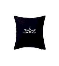 Papierová loďka na vode