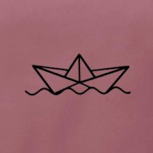 Papierová loďka na vode