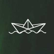 Papierová loďka na vode