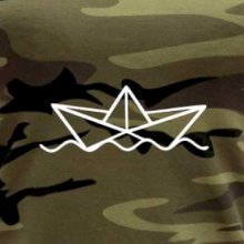 Papierová loďka na vode