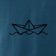 Papierová loďka na vode