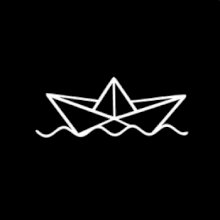 Papierová loďka na vode