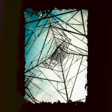 Farebné nebo - stožiare vysokého napätia